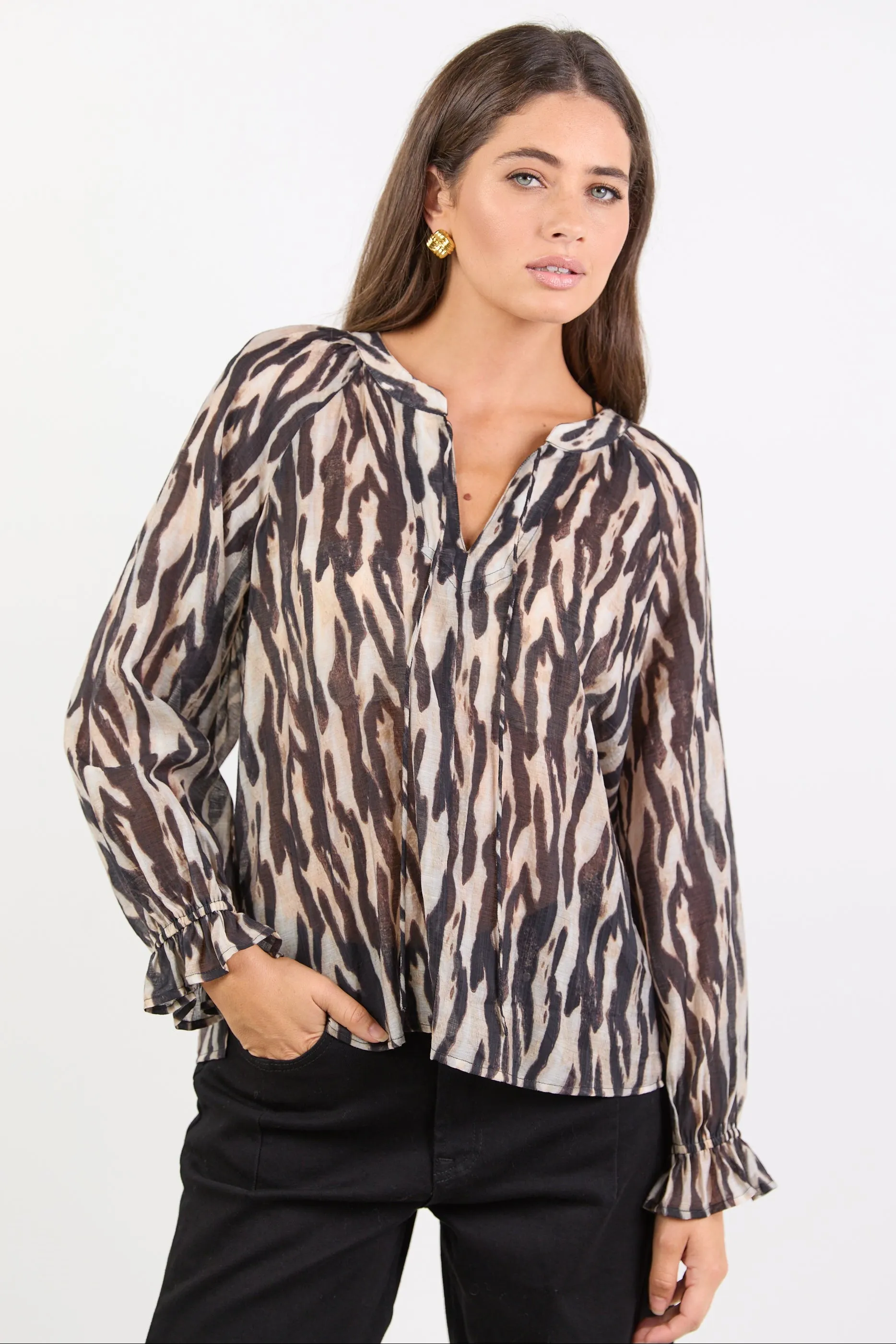 Panduan elegan memadukan busana motif animal print untuk gaya sehari-hari