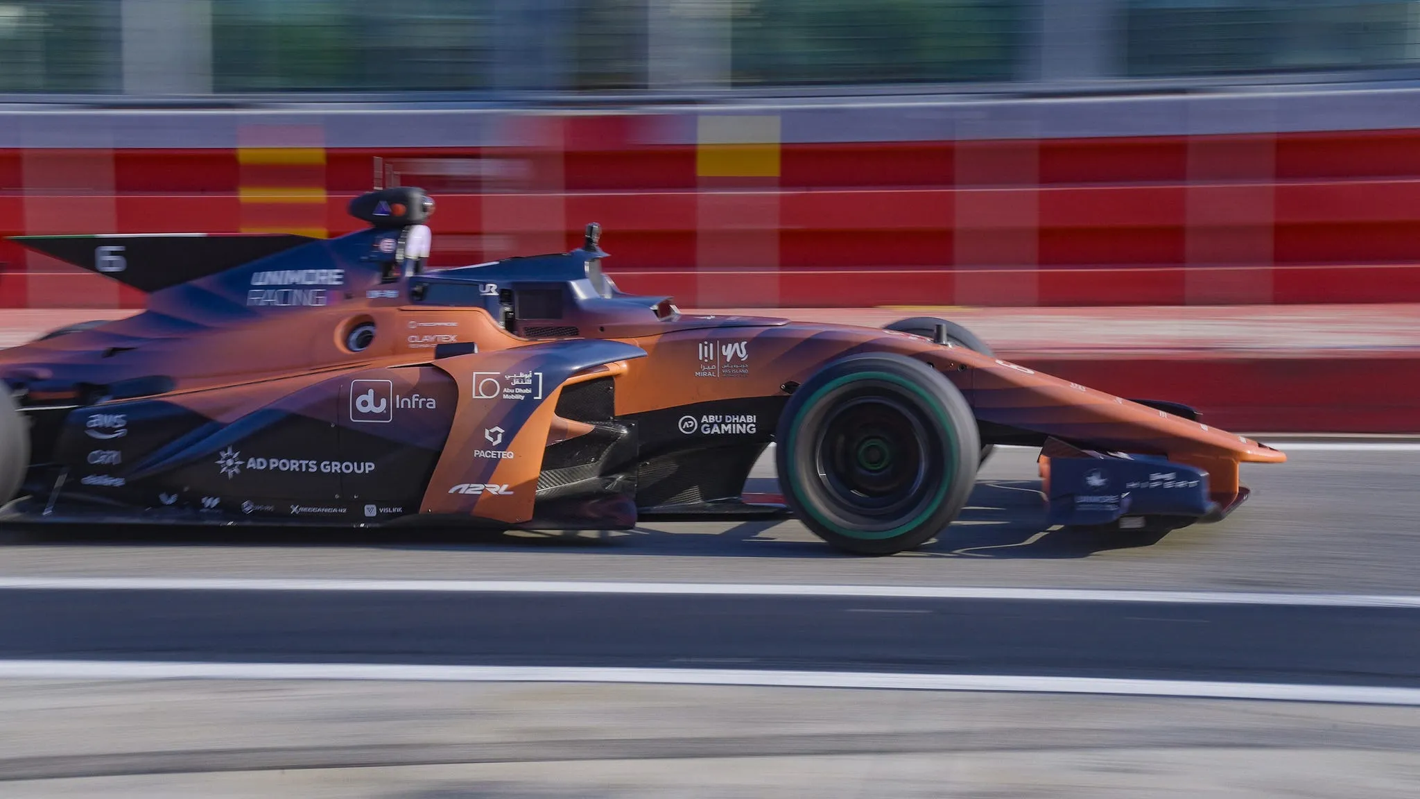 Un spectaculaire accident entre voitures autonomes à Imola met en lumière les défis de l'A2RL