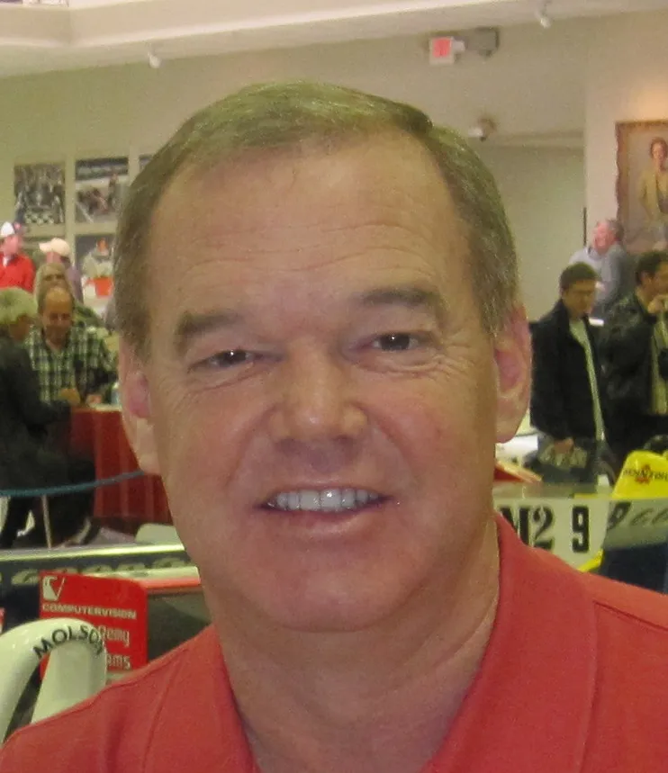 Al Unser Jr pose lors d'un événement marquant sa carrière légendaire en sport automobile