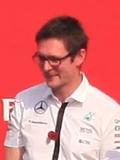 Andrew Shovlin lors d'un podium en Formule 1 illustrant son rôle clé chez Mercedes