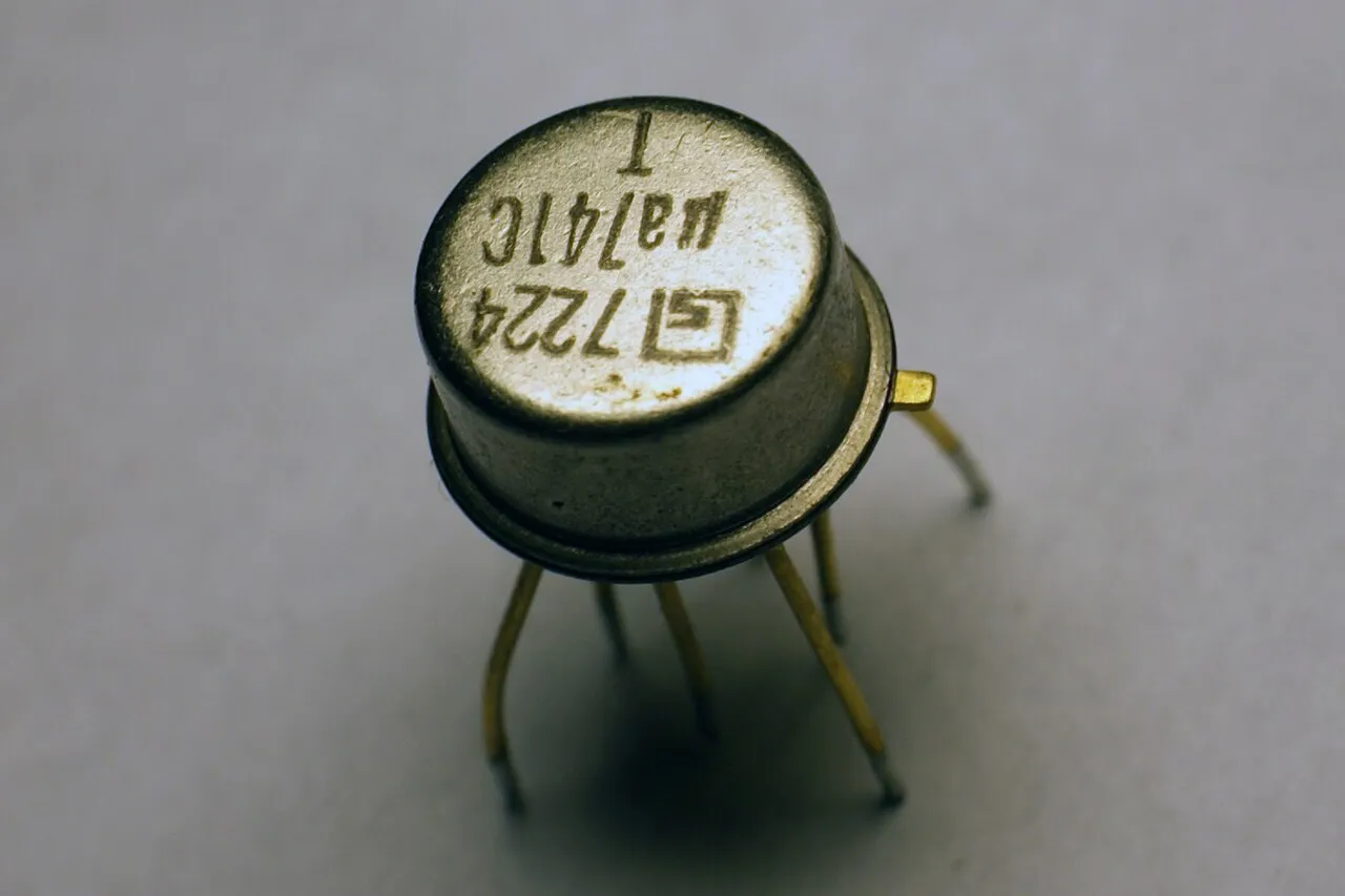 Analyse des caractéristiques techniques et des limites des amplificateurs opérationnels en électronique
