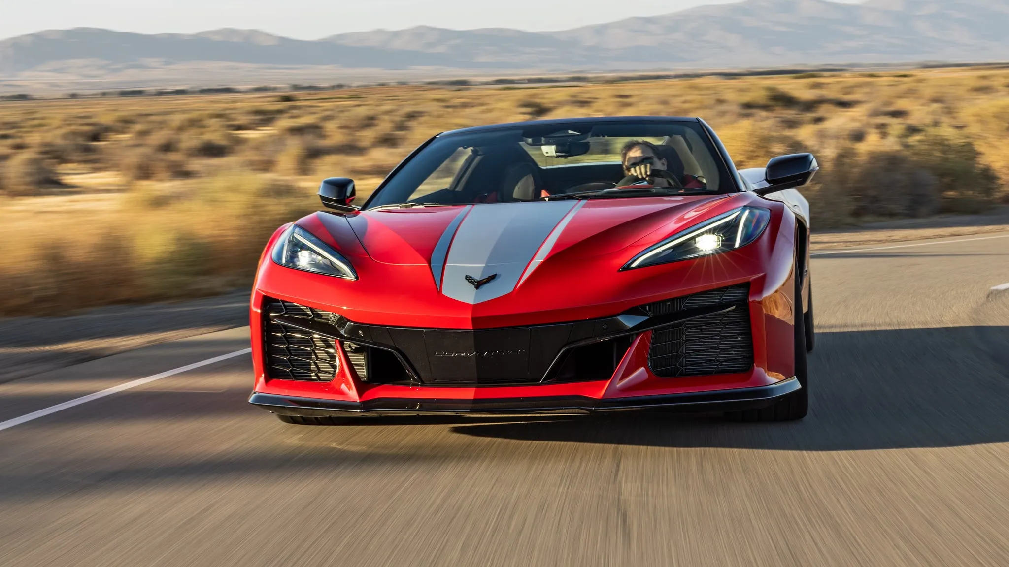 La Chevrolet Corvette Grand Sport X rouge testée sur circuit met en valeur ses lignes acérées et sa motorisation hybride