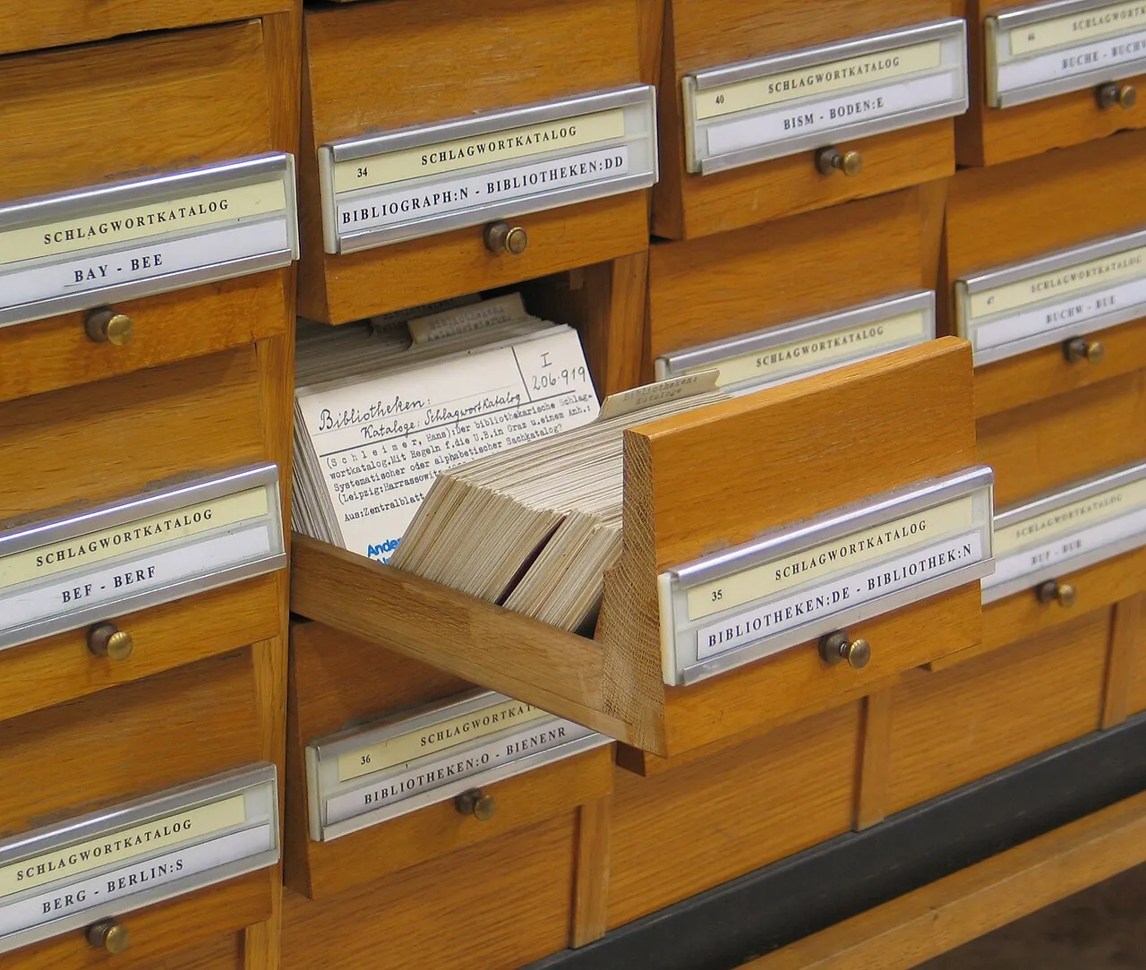 Les metadonnees permettent d'organiser et de structurer l'information numerique efficacement