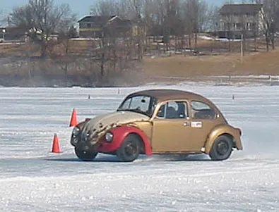La course sur glace offre des spectacles automobiles spectaculaires avec des véhicules performants sur pistes gelées
