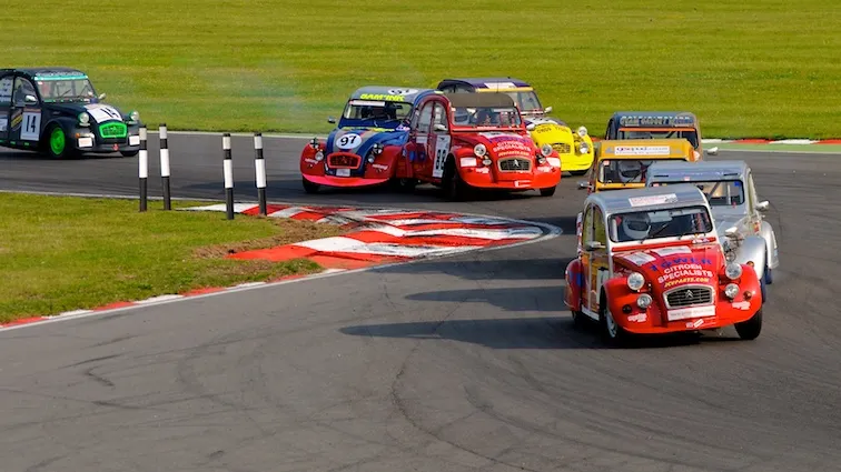 La course des 24 Heures de 2CV réunissant des Citroën classiques sur le Snetterton Circuit