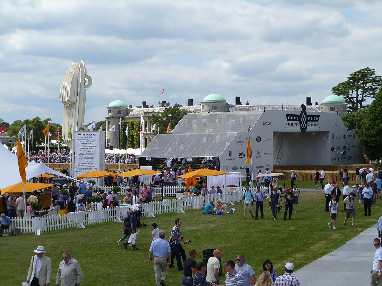 Vue panoramique des supercars et monoplaces lors de la celebre course de cote du Goodwood Festival of Speed