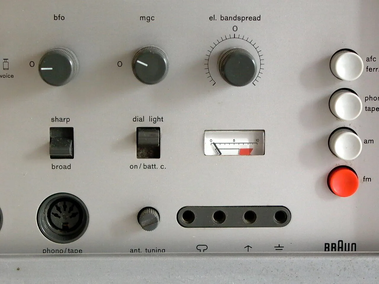 Le design d'interfaces matérielles transforme les processus numériques en interactions analogiques tactiles