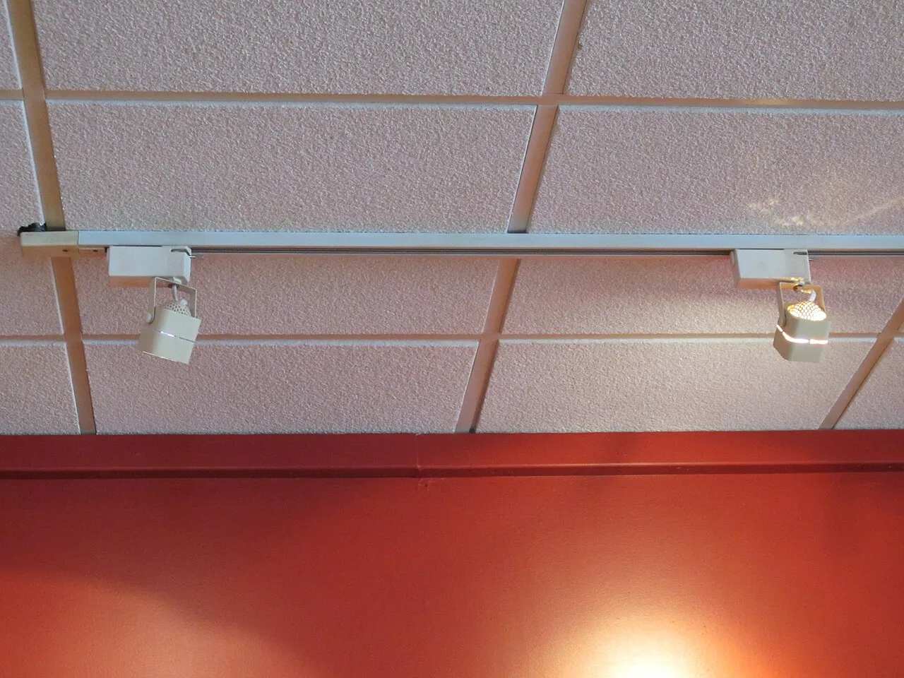 L'éclairage sur rail révolutionne l'agencement lumineux des espaces modernes grâce à des luminaires modulables