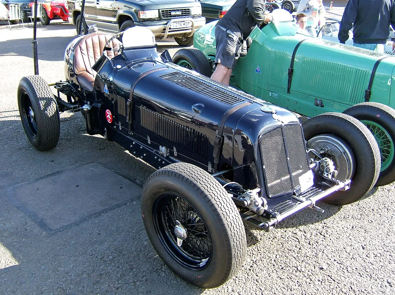 Une monoplace historique de English Racing Automobiles sur un circuit en Grande-Bretagne