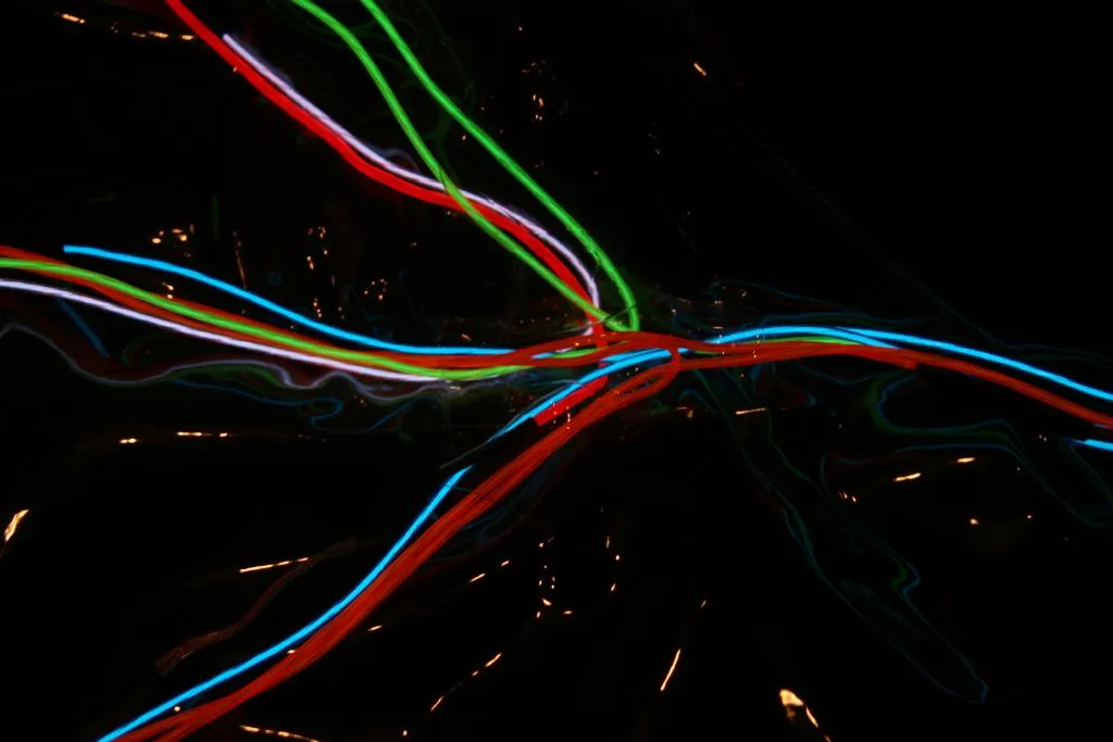 Le fil électroluminescent révolutionne l'éclairage et les costumes de scène connectés