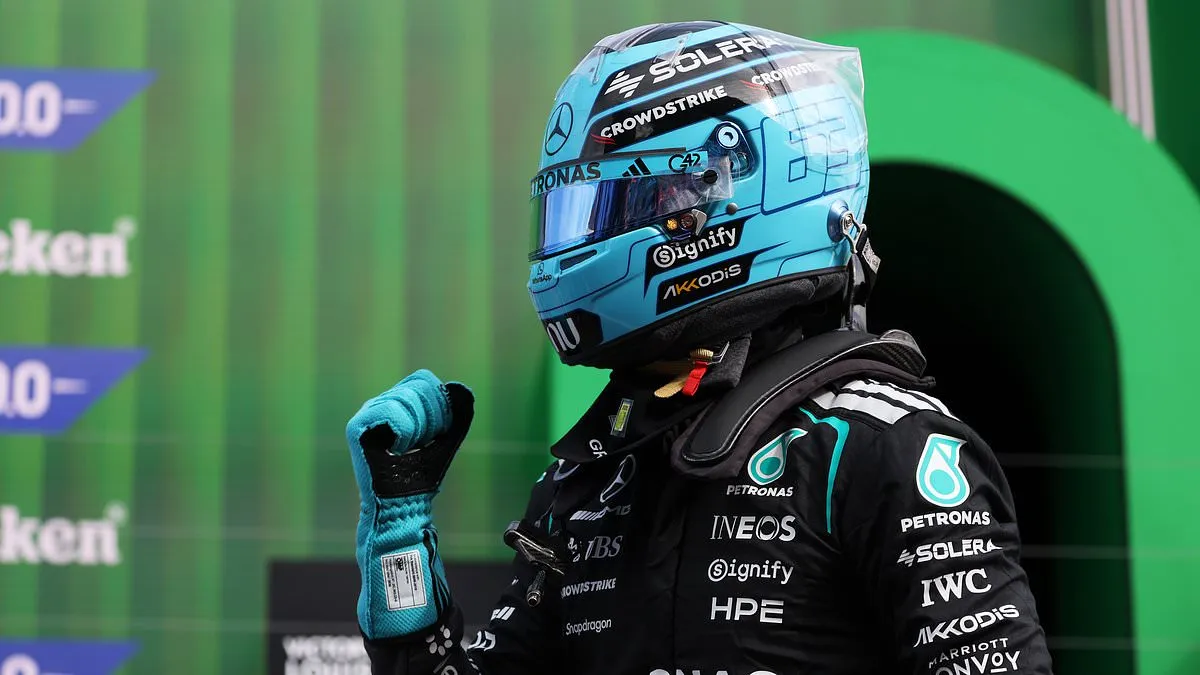George Russell célèbre sa pole position lors de la course sprint du Grand Prix des Pays-Bas à Zandvoort