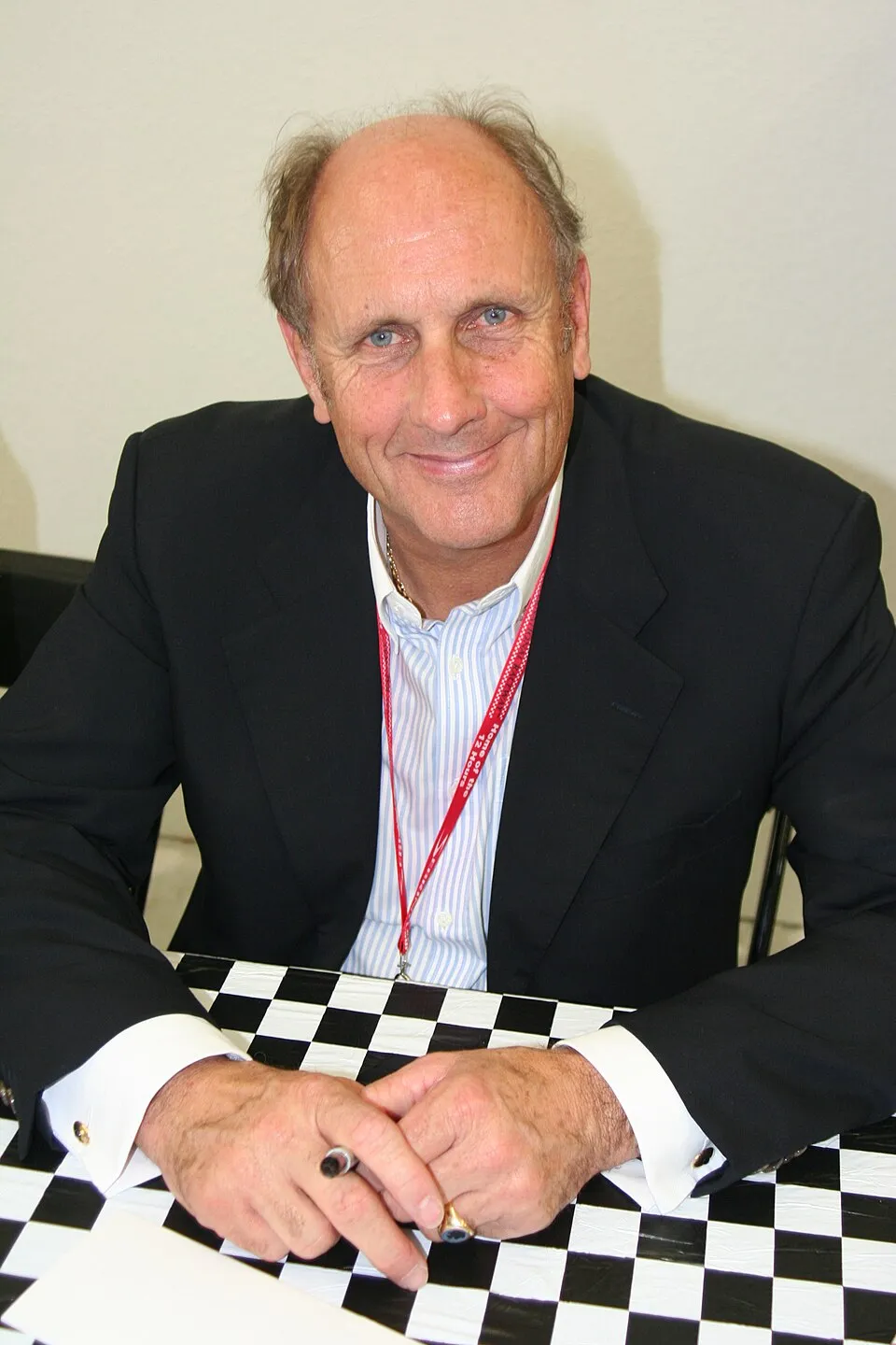 Le pilote allemand Hans-Joachim Stuck lors d'un événement automobile de légende