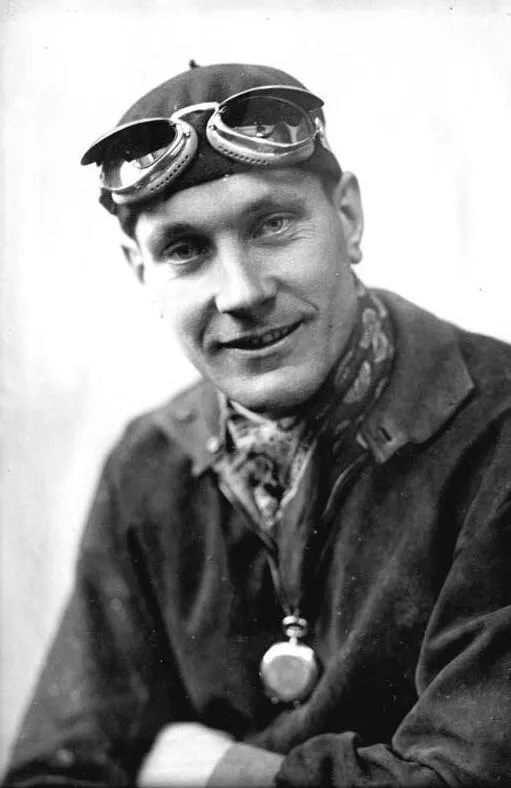 Hans Stuck au volant d'une voiture de course emblique des annees trente