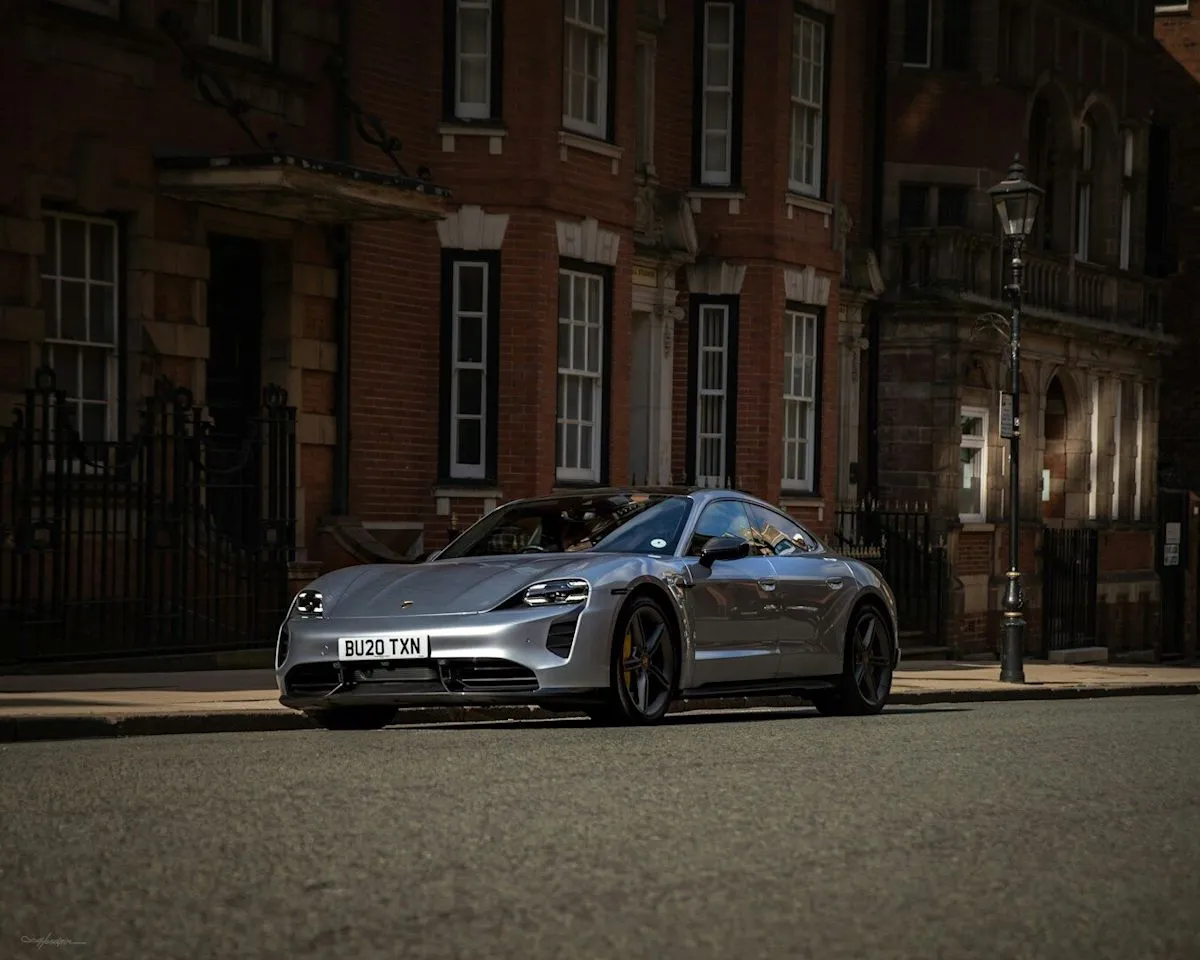 Un juge fédéral rejette la requête de Porsche face au recours collectif sur les batteries du Taycan