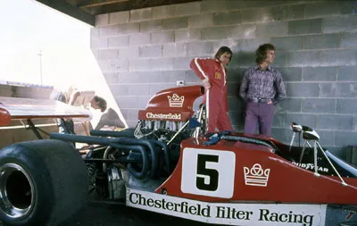 Kevin Bartlett au sommet de sa gloire lors de ses grandes années de compétition automobile en Australie