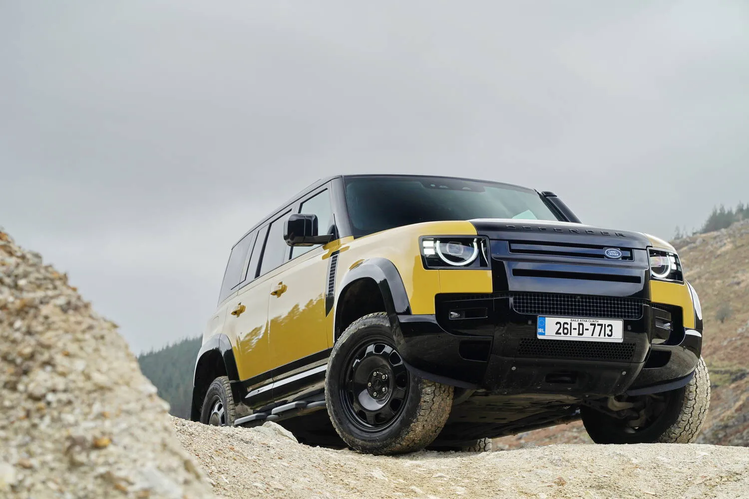 Le Land Rover Defender Trophy P300e impressionne lors de son essai sur routes et chemins