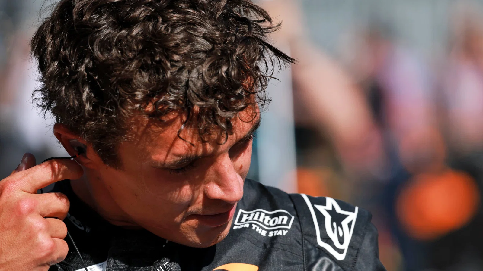 Lando Norris Rembarre un Officiel après le Grand Prix d'Espagne