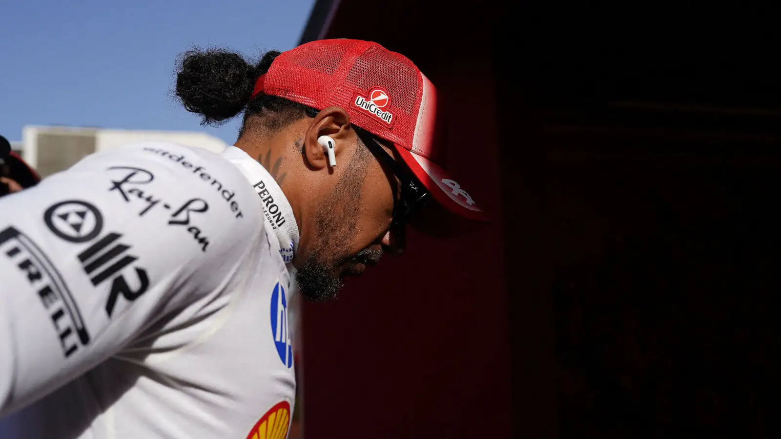 Lewis Hamilton critique le reglement moteur apres un incident avec Liam Lawson a Bakou