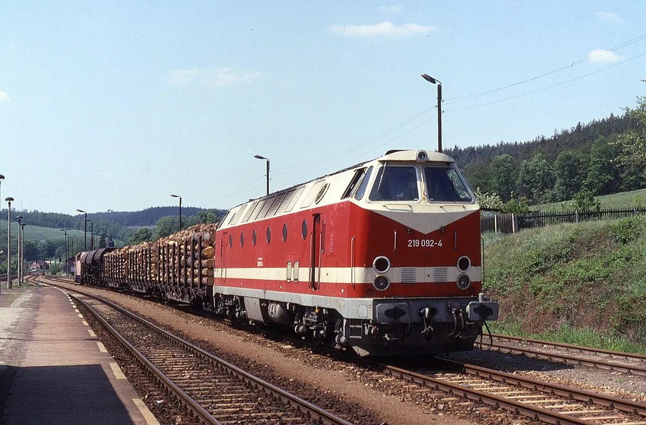 La locomotive DR Class 119 de la Deutsche Reichsbahn sur les voies ferroviaires