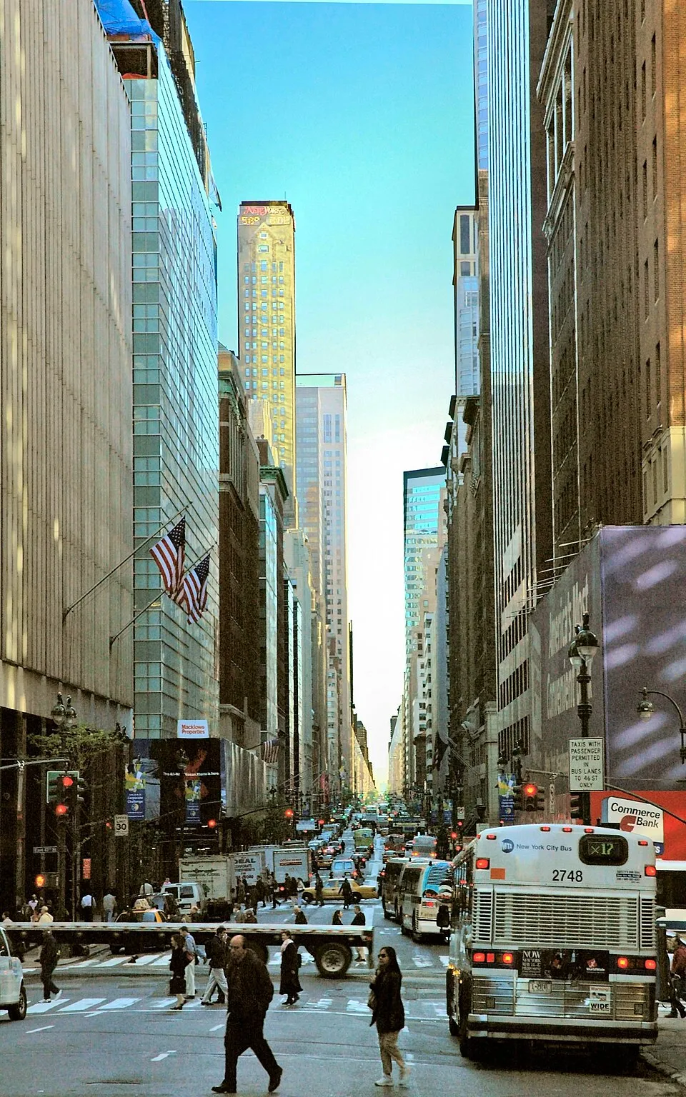 Vue vers le nord de Madison Avenue à New York montrant son dynamisme et son architecture