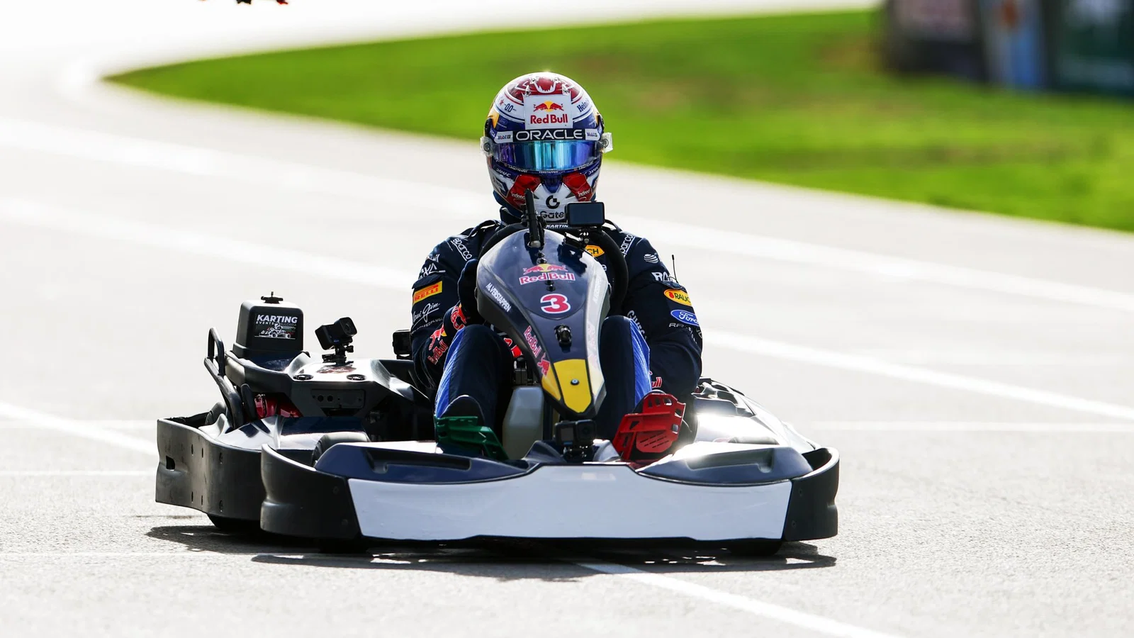 Max Verstappen célèbre sa victoire historique après avoir dépassé 100 kartmen à Silverstone