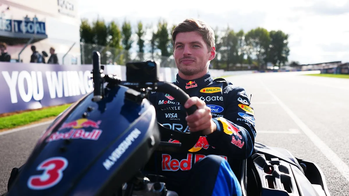 Max Verstappen s'impose lors d'une course de karting face à cent influenceurs à Silverstone