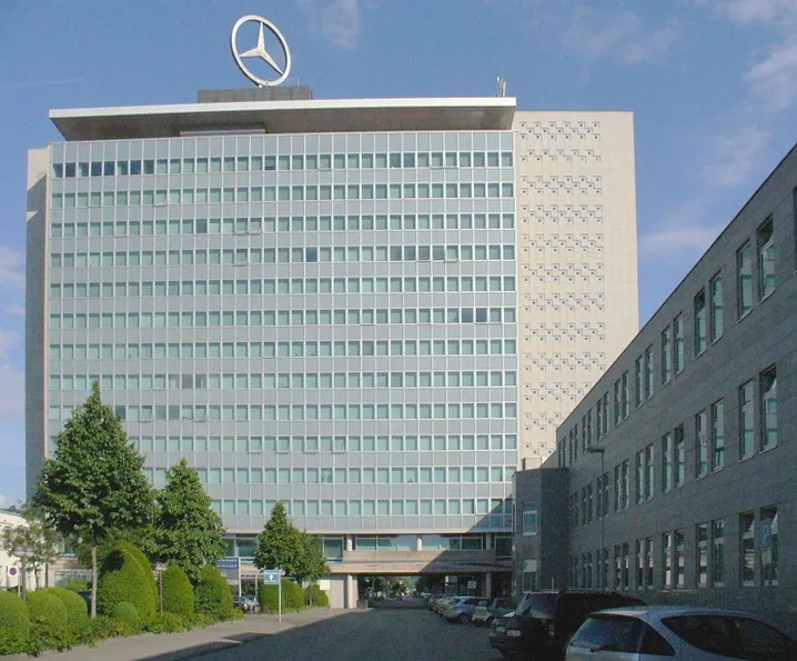 Le groupe Mercedes-Benz à Stuttgart poursuit sa transformation vers l'électrique et les services de mobilité