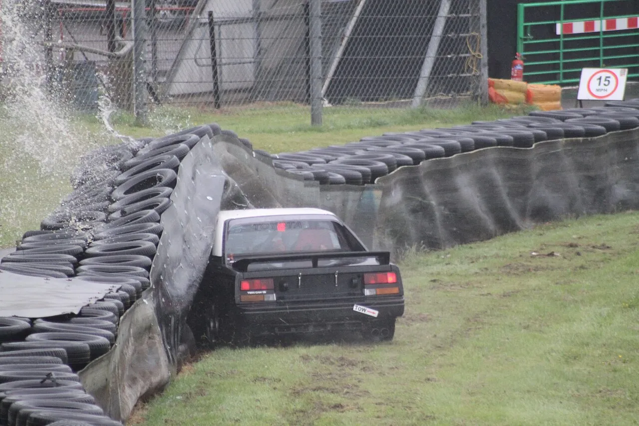 Le mur de pneus absorbe l'énergie des collisions pour garantir la sécurité sur les circuits de course