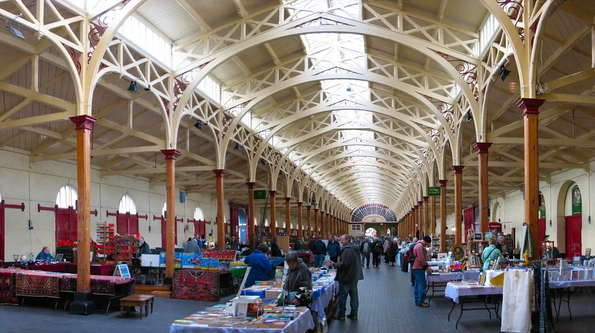 Le pannier market perpétue la tradition des marchés couverts historiques au cœur du Devon