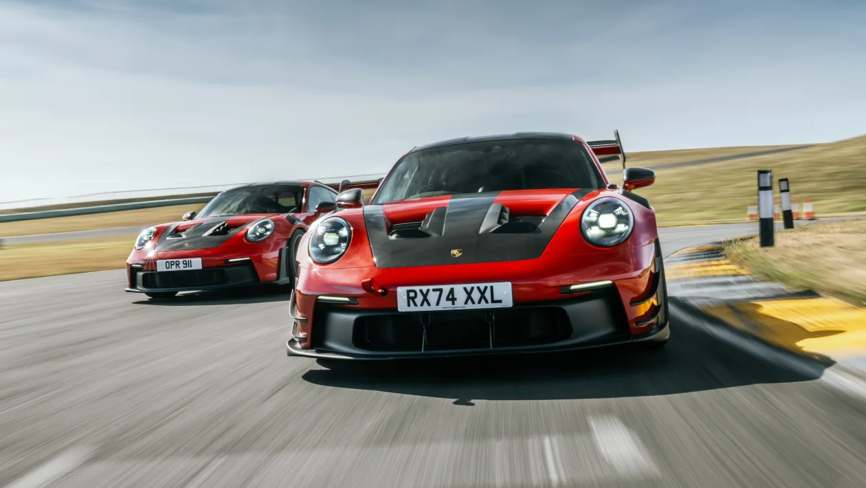 La Porsche 911 GT3 RS et sa version Manthey Racing s'affrontent sur circuit pour un duel chronométré