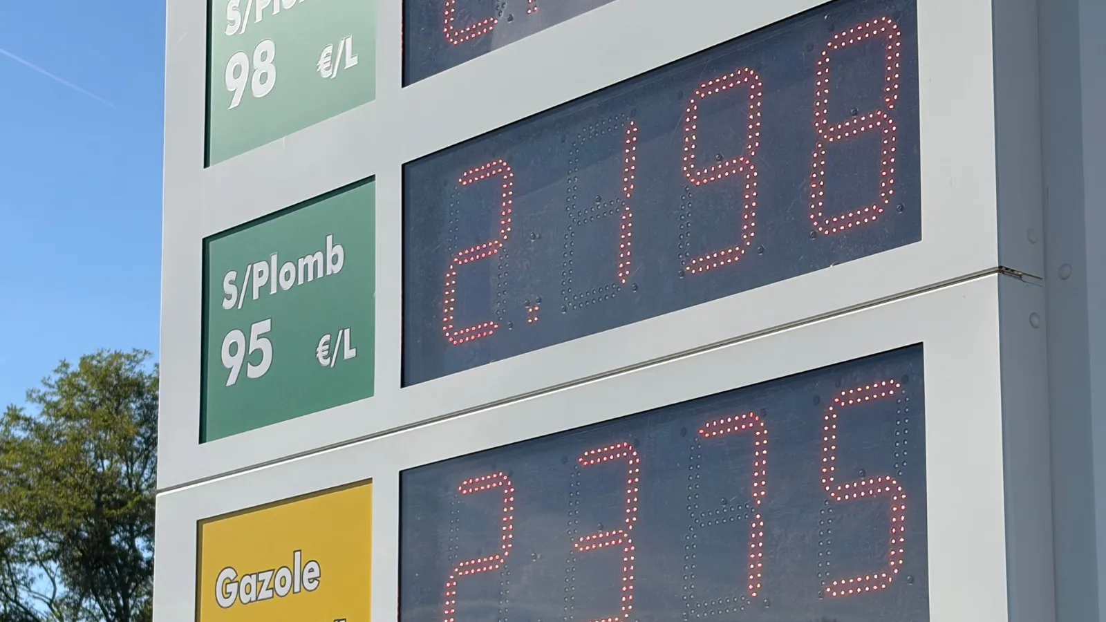 Les automobilistes cherchent des solutions face à la hausse record du SP95-E10 en France