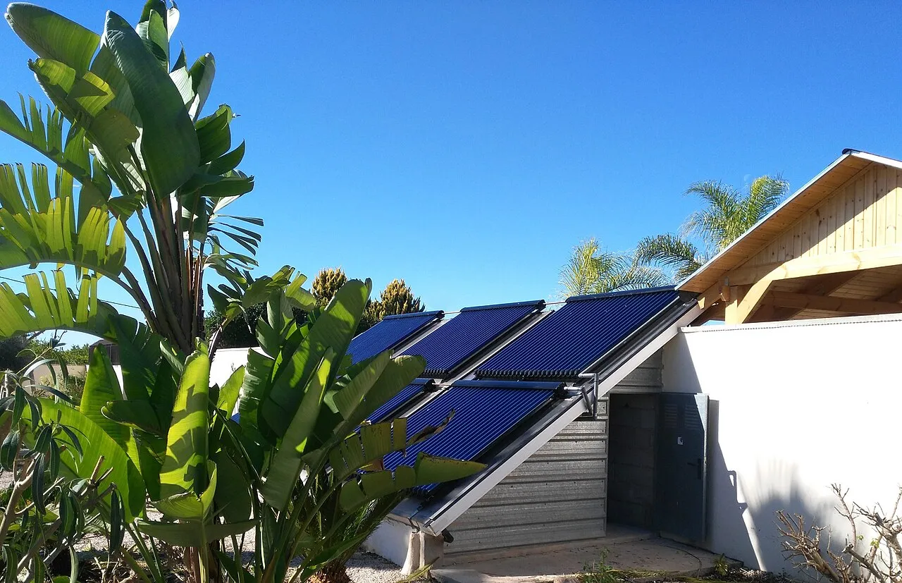 Le chauffe-eau solaire exploite l'énergie thermique pour répondre aux besoins en eau chaude