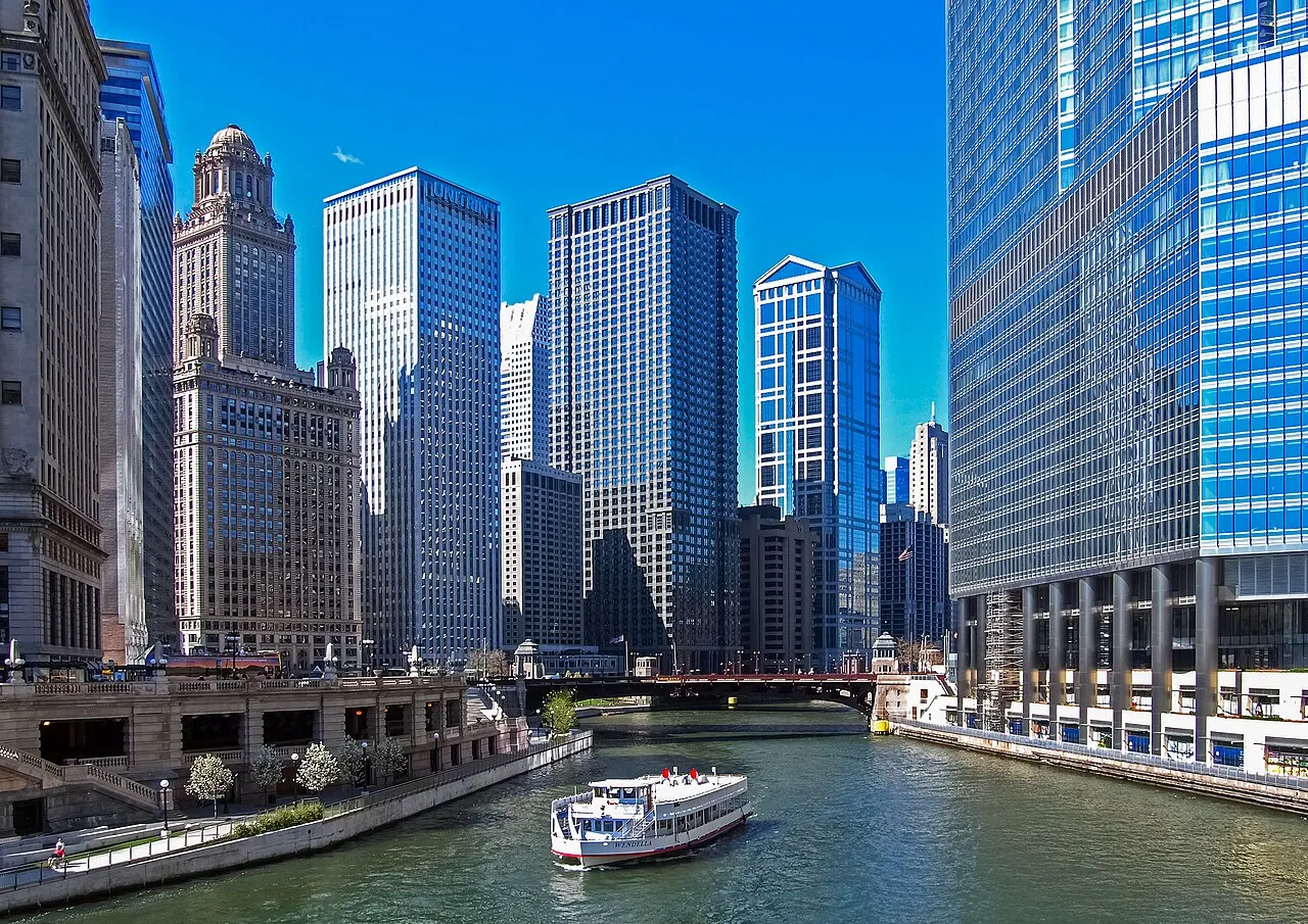 Vue panoramique impressionnante de la ligne d'horizon et des gratte-ciels emblématiques de Chicago au bord du lac Michigan