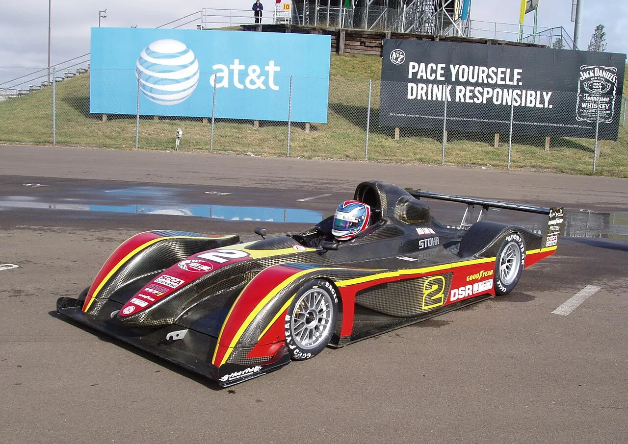 Un prototype de la D Sports Racing en plein effort sur un circuit de course