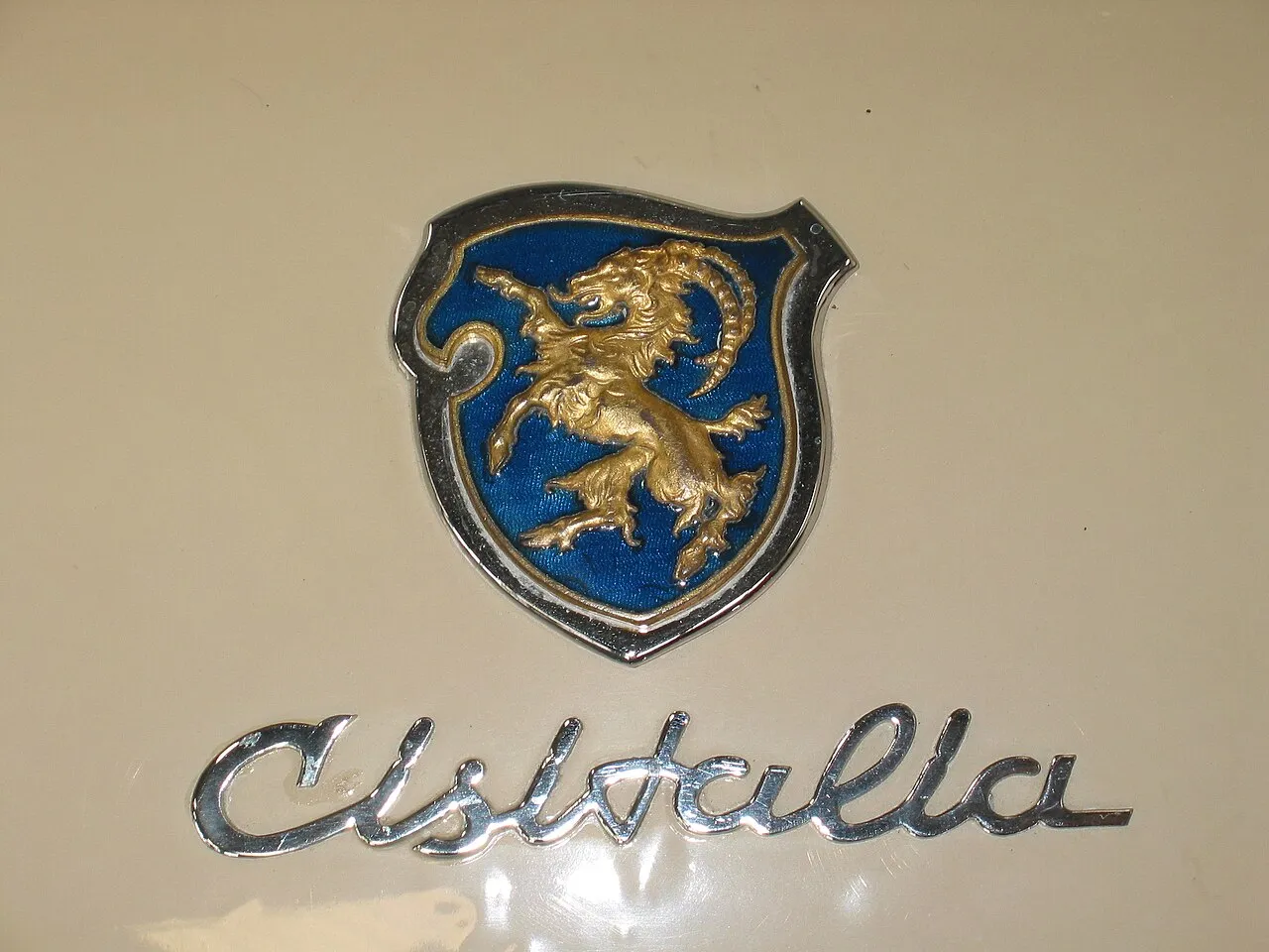 La célèbre Cisitalia 202 GT exposée, symbole du design automobile d'après-guerre
