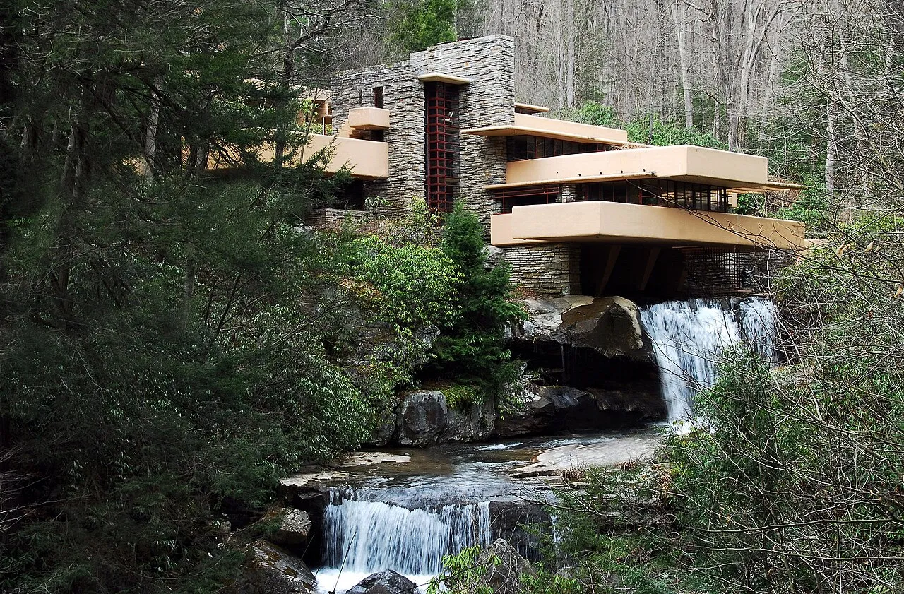 La maison Fallingwater de Frank Lloyd Wright intégrée au paysage de la cascade en Pennsylvanie