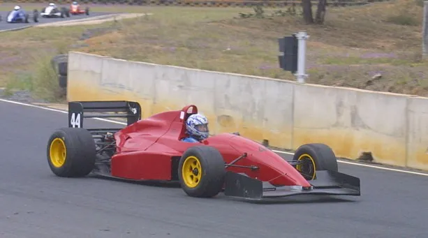 Une monoplace de la Formula Holden en plein effort sur un circuit