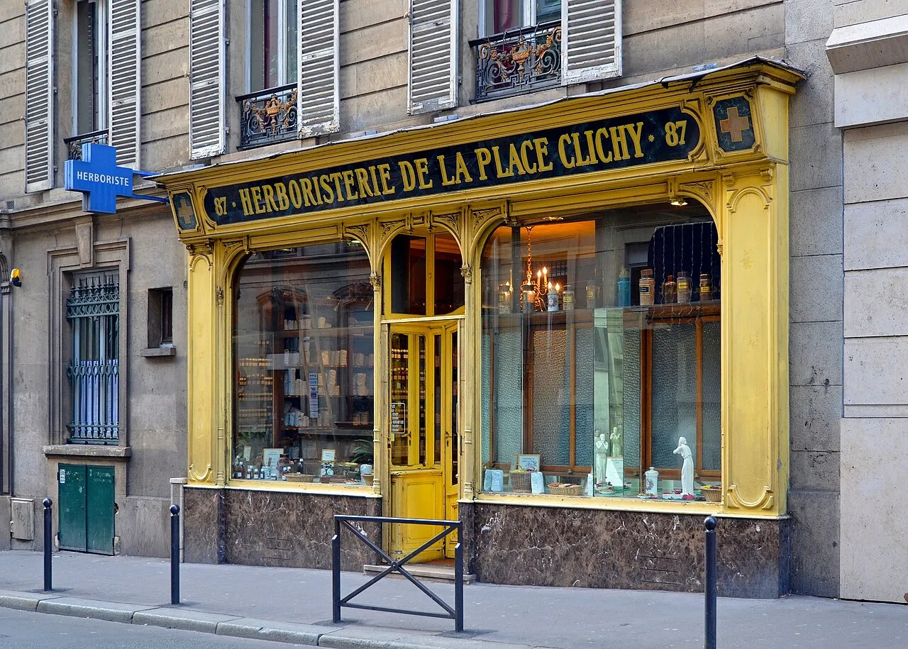 Une herboristerie traditionnelle proposant des plantes médicinales et des épices naturelles
