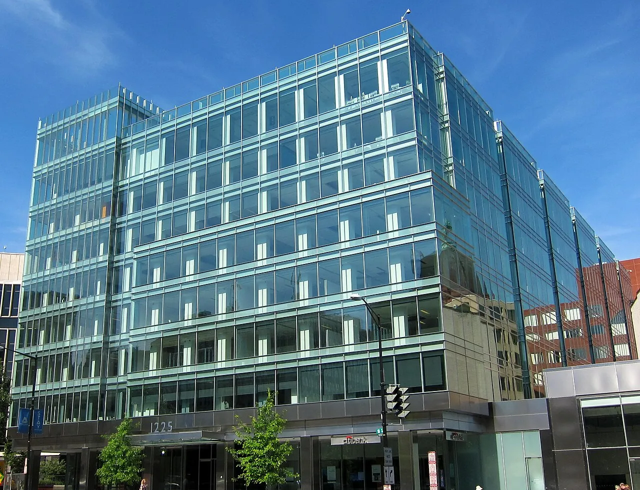 Un bâtiment moderne certifié LEED démontrant l'efficacité énergétique et la construction durable