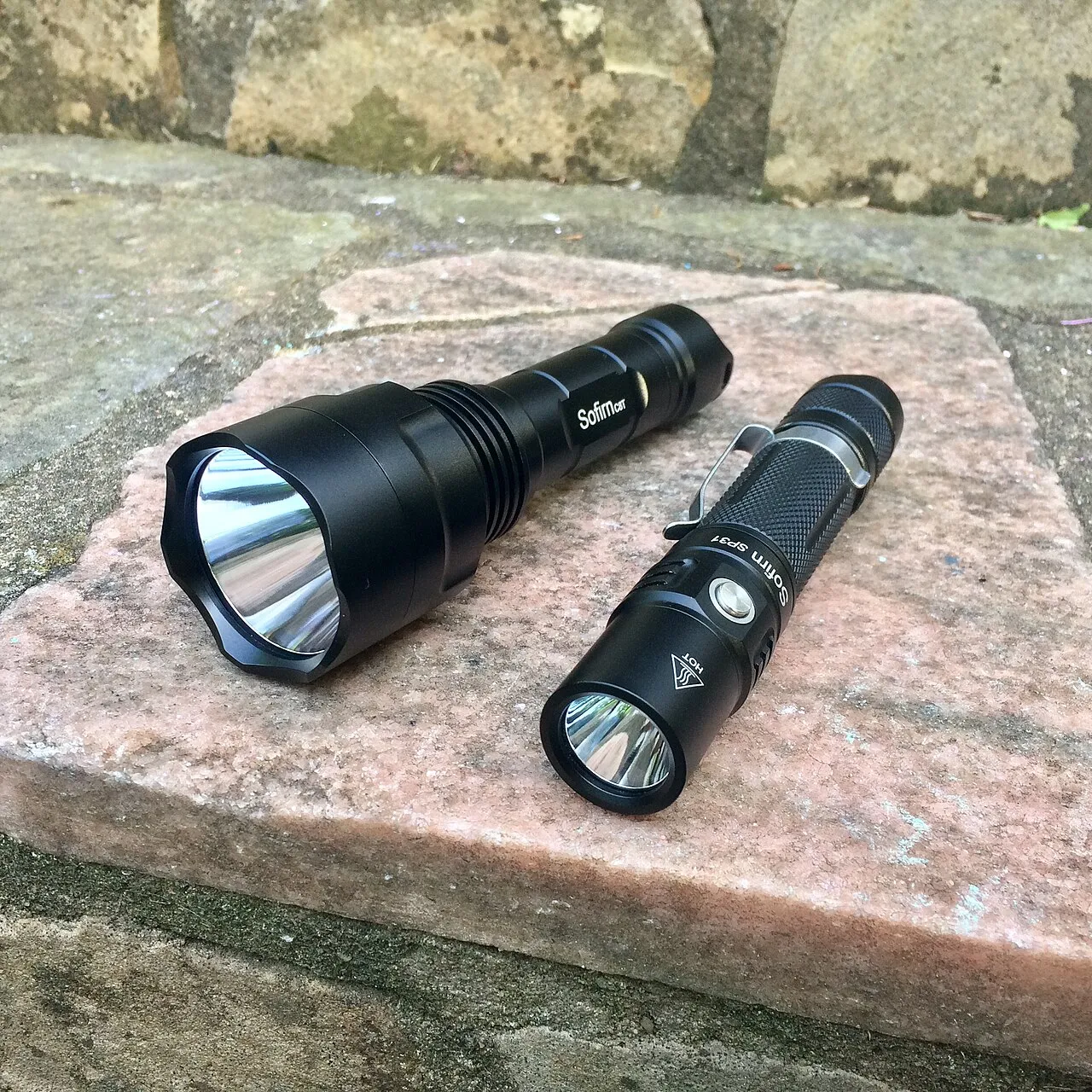 Le profil de la lampe de poche et son évolution technologique vers l'éclairage LED moderne