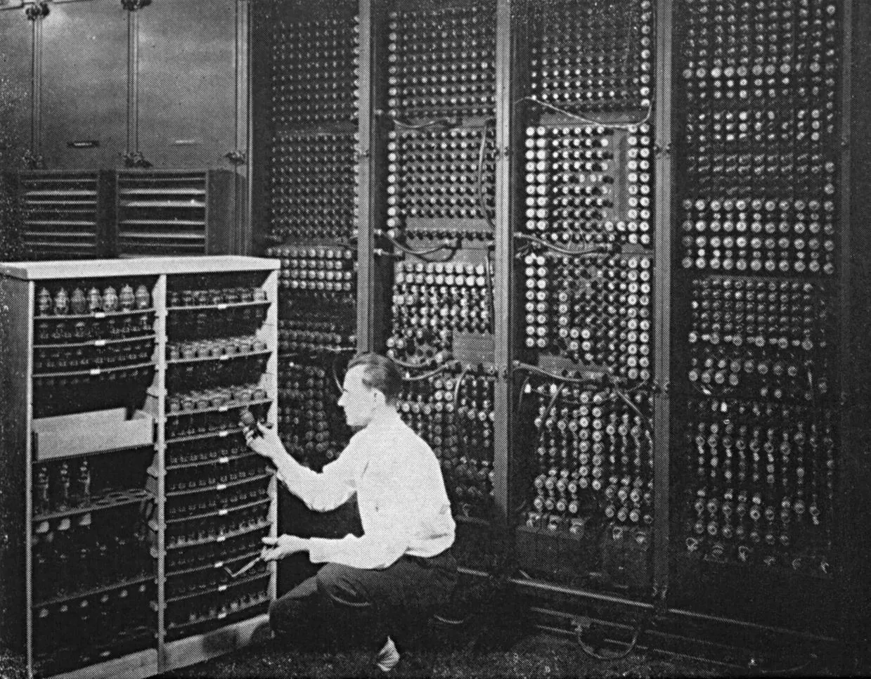 Profil de l'ordinateur et de son évolution technologique de la mécanique au numérique