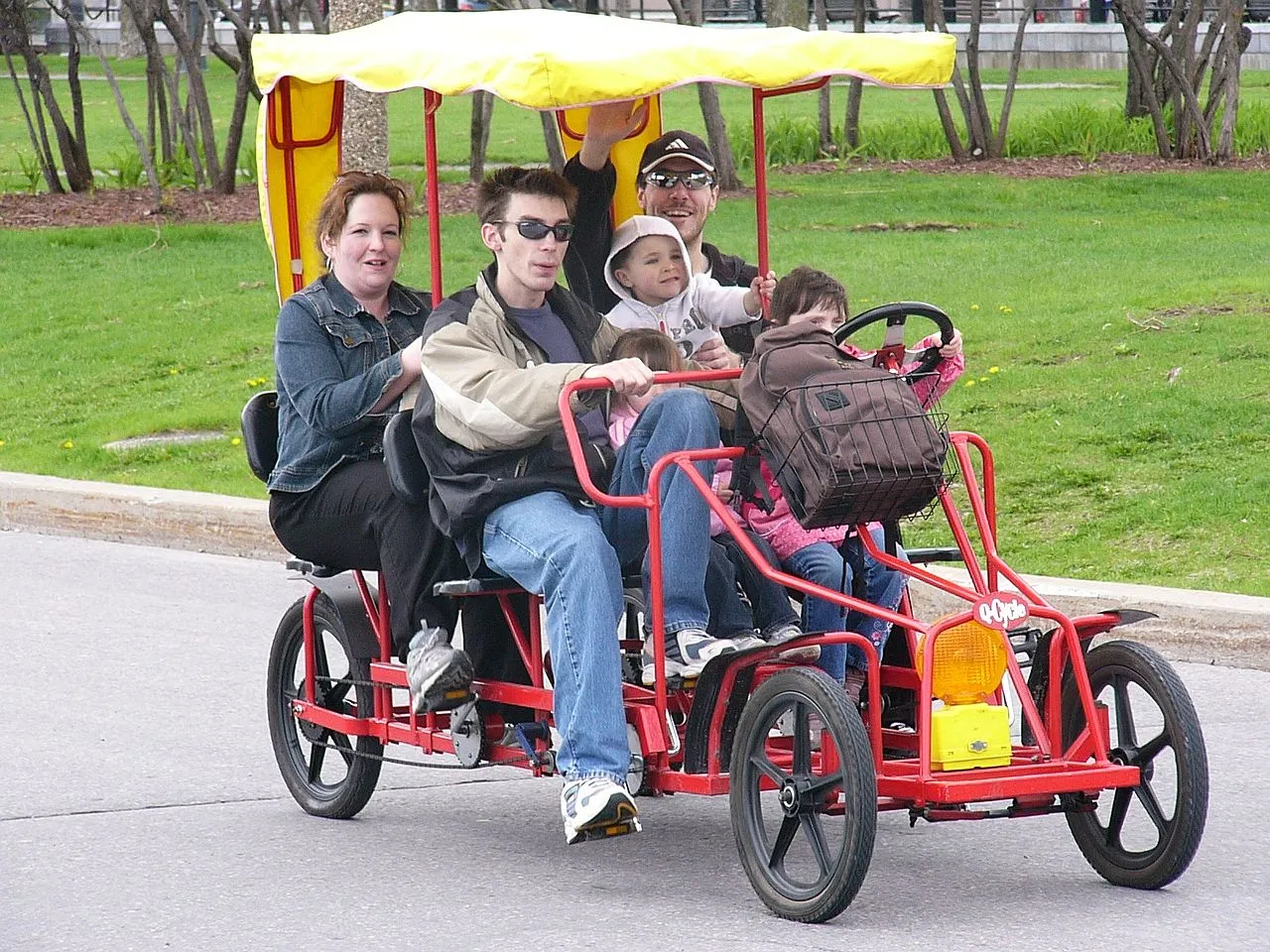 Le quadracycle, un véhicule à quatre roues propulsé par l'homme, s'adapte à de multiples usages modernes et historiques