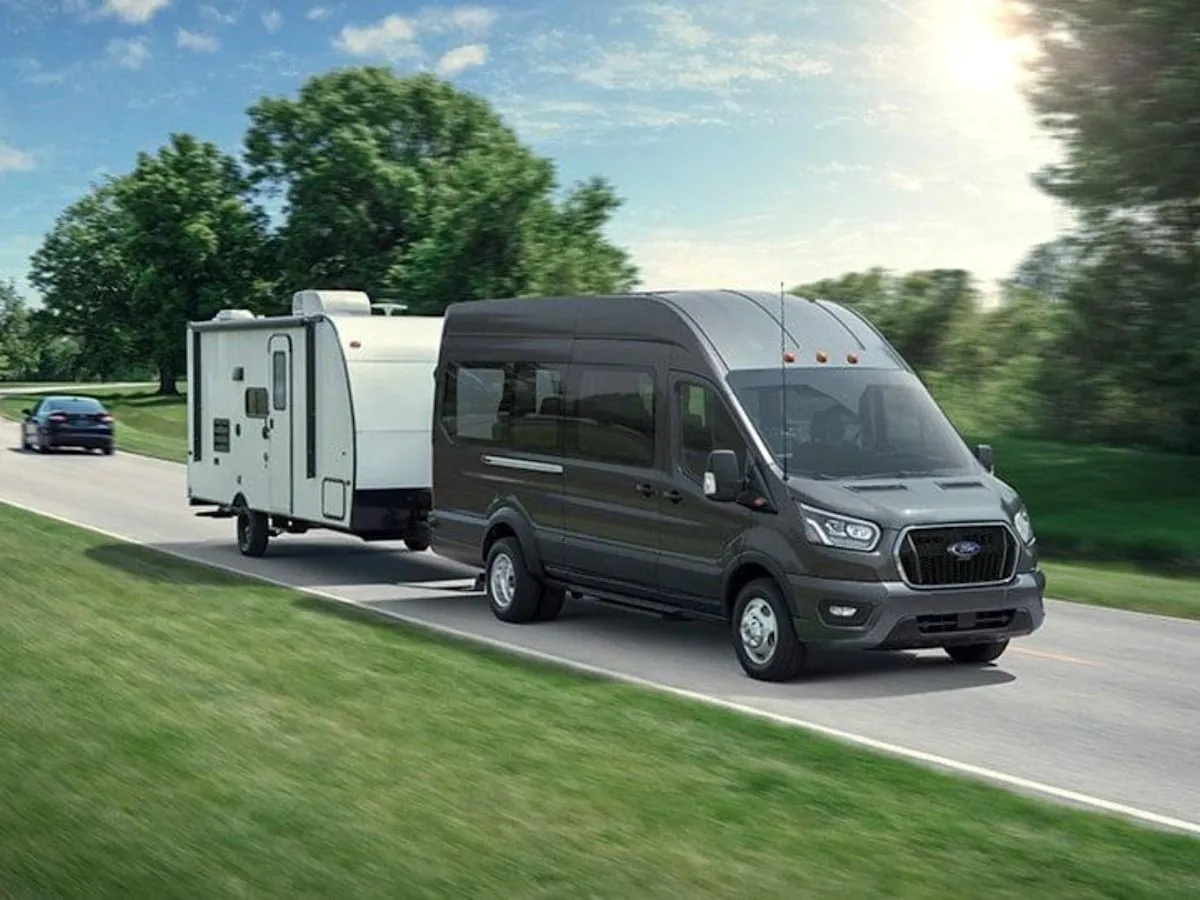 Un Ford Transit visé par un rappel de la NHTSA en raison d'un dysfonctionnement des ceintures de sécurité
