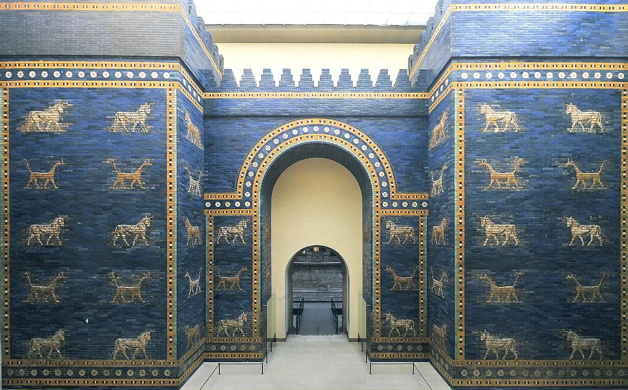 La reconstitution de la magnifique Porte d'Ishtar de Babylone exposée au musée de Berlin