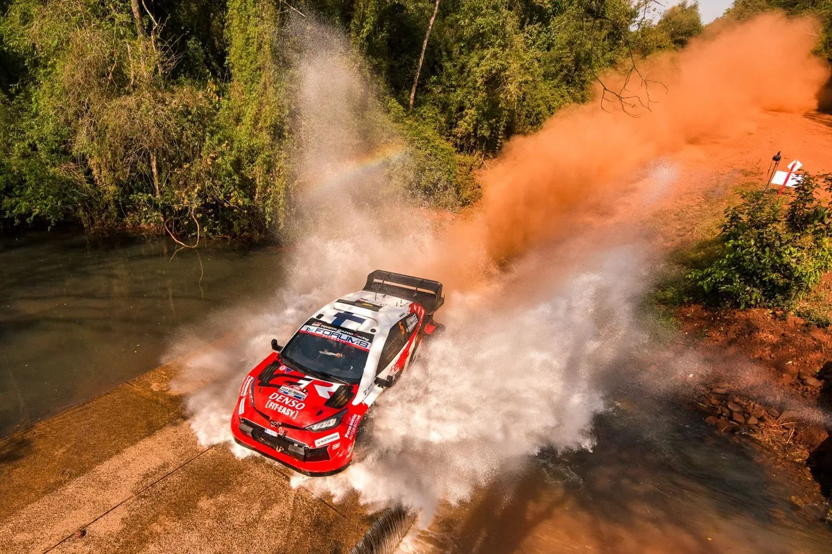 Sami Pajari célèbre sa victoire historique au Rally Paraguay au volant de sa Toyota