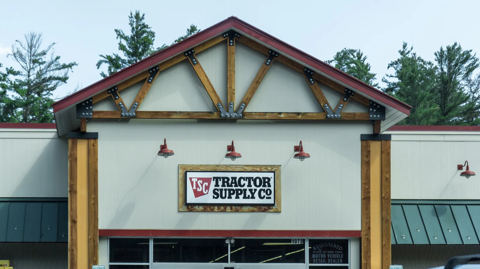 Sélection d'accessoires de garage indispensables et abordables disponibles chez Tractor Supply