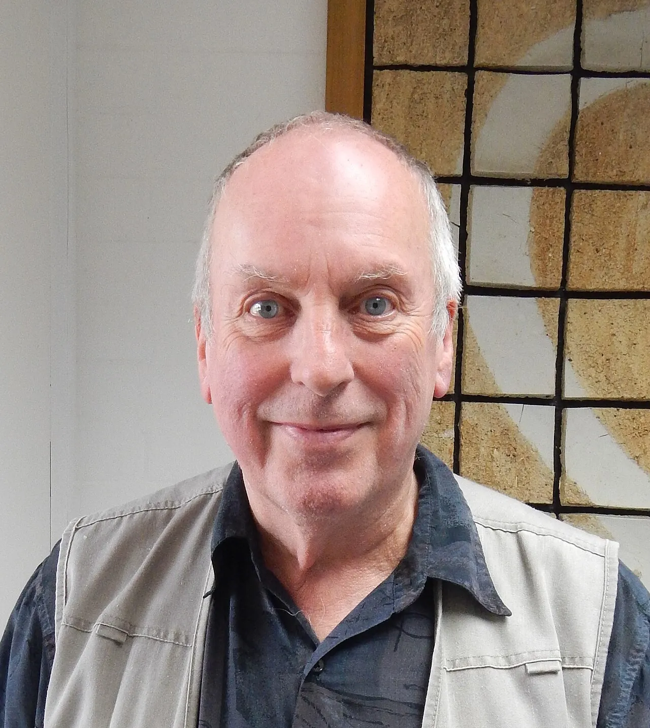 Portrait de Sir Iain Chalmers pionnier de la Cochrane Collaboration et de la médecine fondée sur les preuves