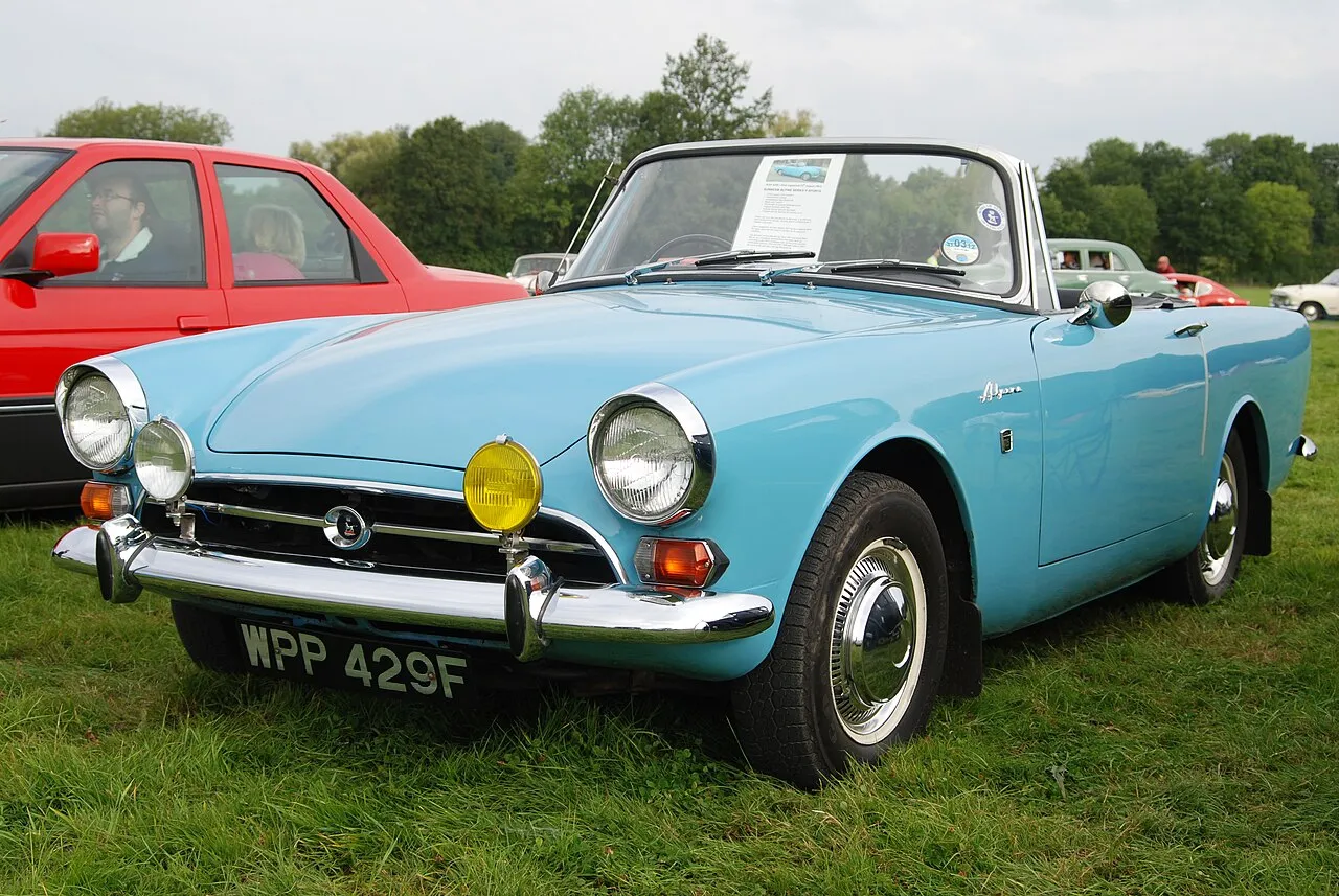 La Sunbeam Alpine, un roadster sportif britannique légendaire produit par le Rootes Group