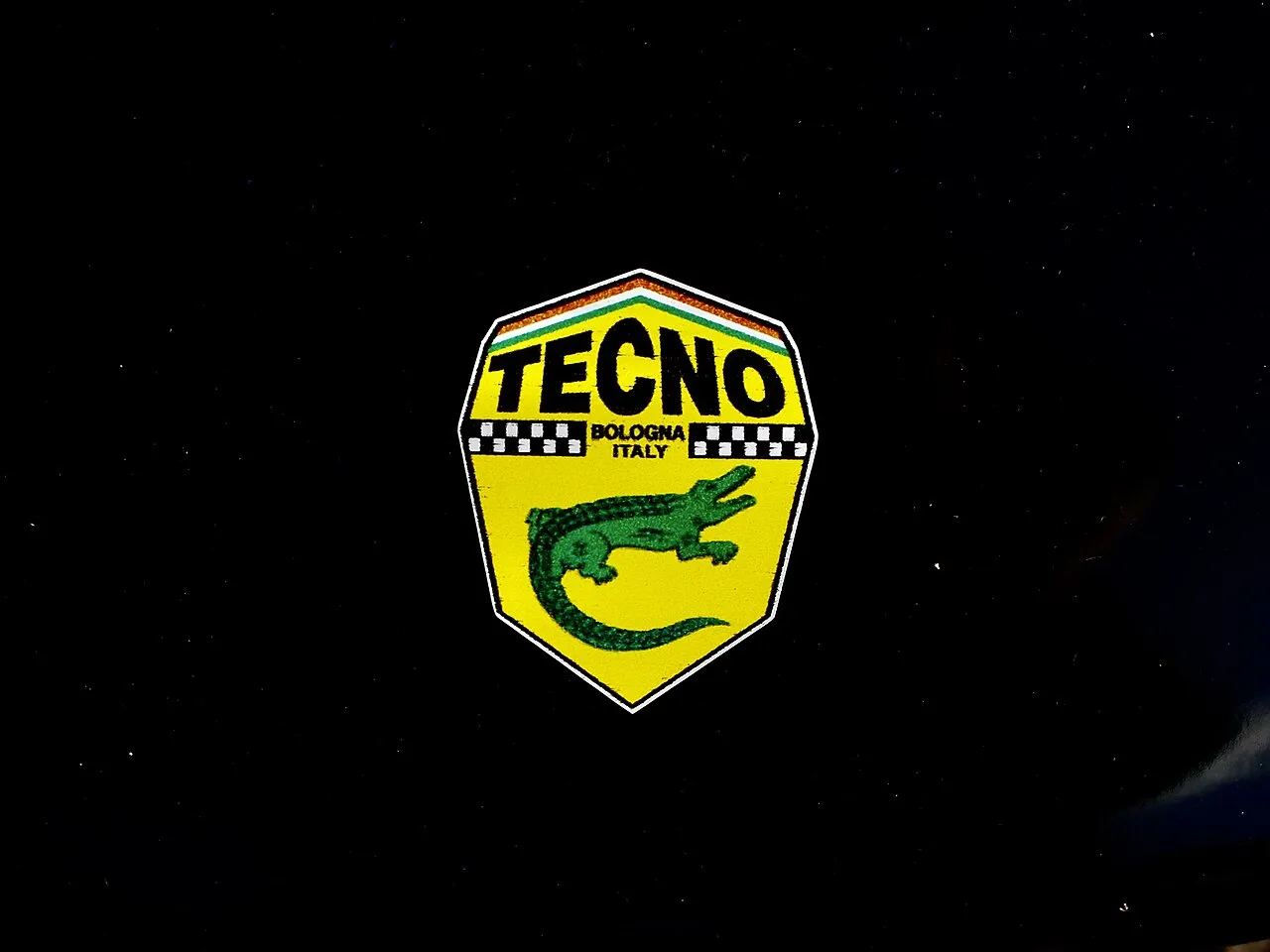 Une monoplace de l'écurie Tecno sur un circuit de Formule 1 au début des années 1970