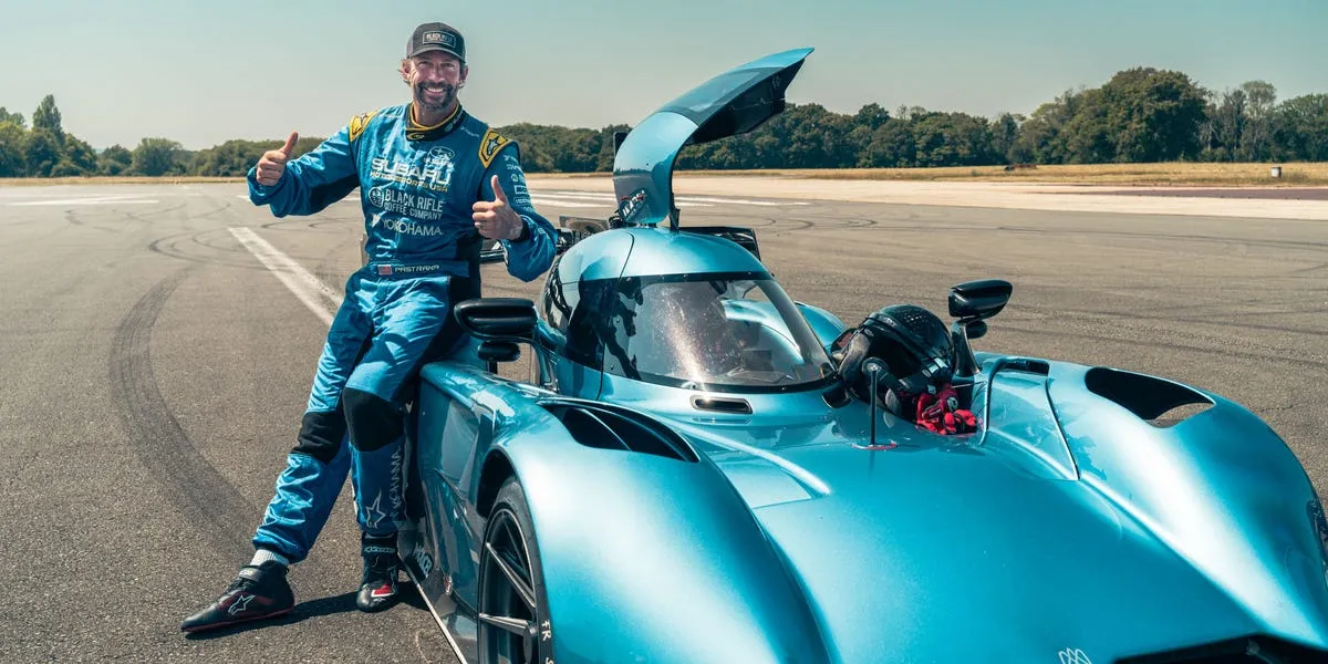 Travis Pastrana teste l'hypercar électrique McMurtry Spéirling sur circuit